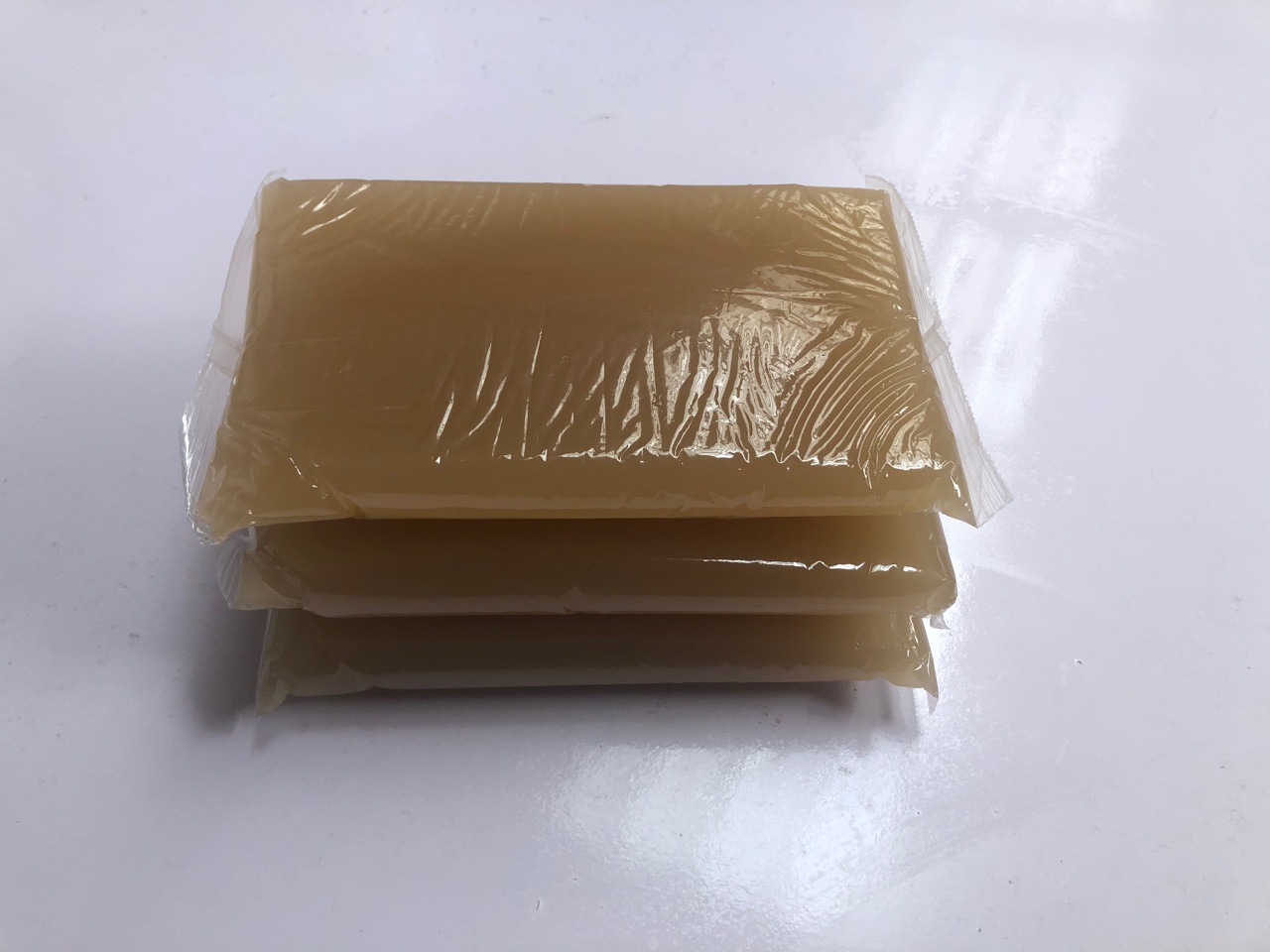 蛋白膠的泡沫比較多，可以選擇蛋白膠消泡劑